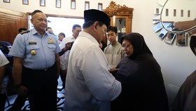 Prabowo Melayat ke Rumah Perwira TNI AU Korban Pesawat Super Tucano