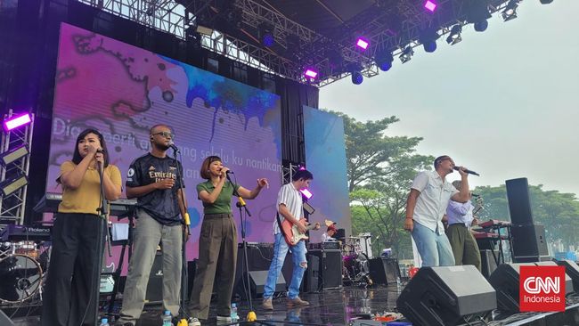 Dalam CT ARSA Charity Fun Run 2023, Maliq & D'Essentials membawakan lagu Senja Teduh Pelita yang beberapa waktu lalu dibawakan di konser Coldplay Jakarta.
