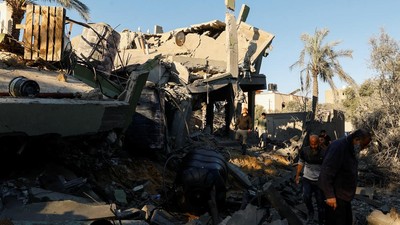 Pasukan militer Israel menyerang lagi sejumlah kawasan pemukiman di Jalur Gaza, di tengah gencatan senjata yang molor dilangsungkan.