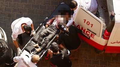 Tentara Israel menembak dan melukai seorang pria difabel di dekat Hebron, hingga mengalami pendarahan hebat dan menjalani operasi di kaki.