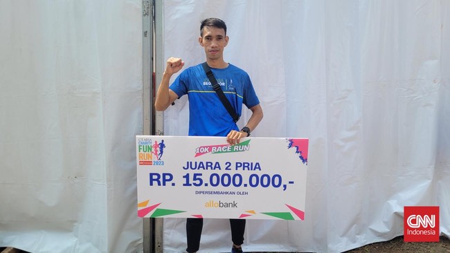 Pelari asal Makassar Syamsuddin Massa (26) meraih posisi kedua pada CT ARSA Charity Run 2023 kategori 10K di Lapangan Trans City, BSD, pada Sabtu (18/11).