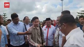 VIDEO: Momen Gibran Disambut Bobby Nasution Berbaju Biru di Sumut