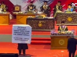 Aksi Mahasiswa UM Saat Wisuda Minta Keadilan Kasus Pembunuhan Ayahnya