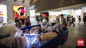 FOTO: Menikmati Akhir Pekan di Art Jakarta