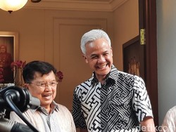 Momen Ganjar Senyum Semringah Ditunggu Jusuf Kalla di Depan Rumah