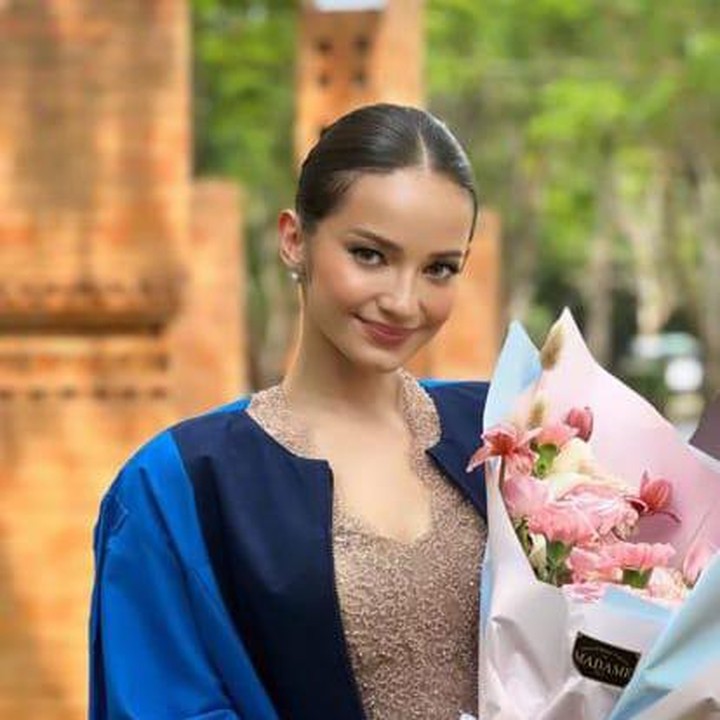 <p>Edisi pulang kampung Enzy ke Indonesia ternyata bukan hanya sebatas melepas rindu dengan keluarga dan teman-teman, melainkan juga untuk mengikuti prosesi wisuda S1-nya. (Foto: Instagram@enzystoria)</p>
