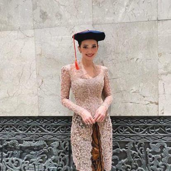 <p>Hadir mengenakan kebaya cokelat tua, Enzy terlihat anggun dan memesona, ya, Bunda. Selamat atas kelulusannya, Enzy! (Foto: Instagram@enzystoria)</p>