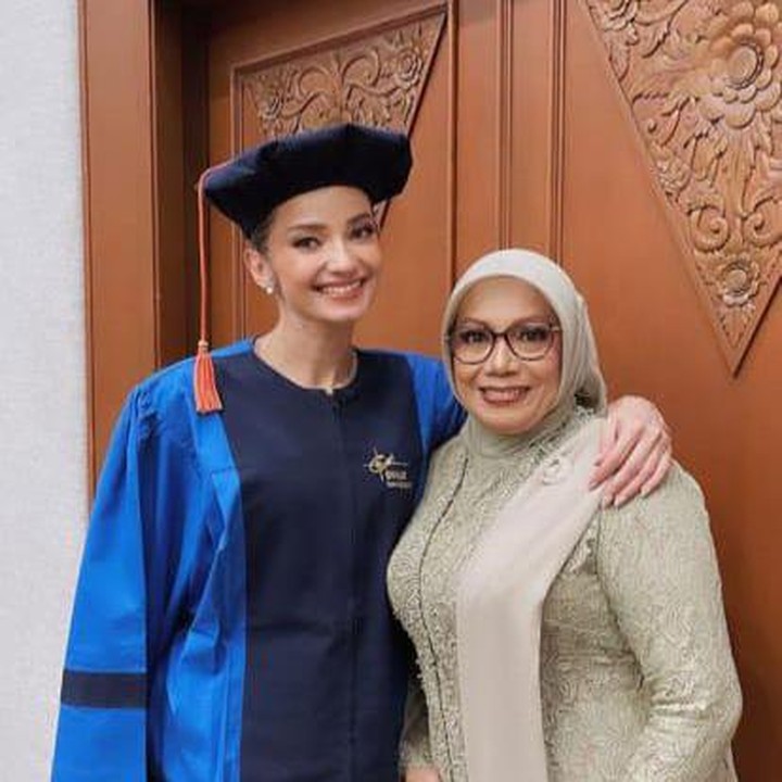 <p>Didampingi sang Bunda di momen spesialnya itu, Enzy mengatakan janjinya untuk menyelesaikan kuliah sudah lunas. "Janjinya udah Enzy tepatin ya ma, walaupun harus nunda 9 tahun dulu hehe <em>love you</em>," ungkapnya. (Foto: Instagram@enzystoria)</p>