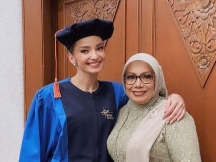5 Potret Enzy Storia Wisuda S1, Tepati Janji Lulus Kuliah kepada Ibunda Setelah 9 Tahun