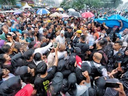Di Tengah Guyuran Hujan, Gibran Dikerumuni Warga Medan saat CFD