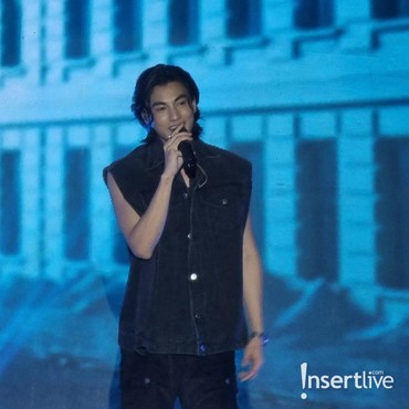 Ingin Coba Seblak dan Nasi Padang, Gulf Kanawut Lahap Menyantap Tumpeng