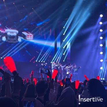 iKON Bakar Semangat Penggemar di Konser 'TAKE OFF' Jakarta
