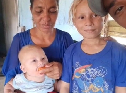 Viral Pasutri Asli Maluku Miliki 3 Anak Bule, Ternyata Begini Kisah Sebenarnya