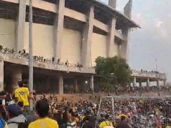 Ricuh Usai Laga Gresik United vs Deltras FC, Polisi Tembakkan Gas Air Mata