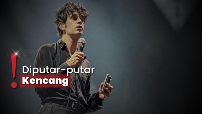 Ngeri! Matty Healy Terlilit Kabel Mikrofon Sendiri Sampai Sesak Napas