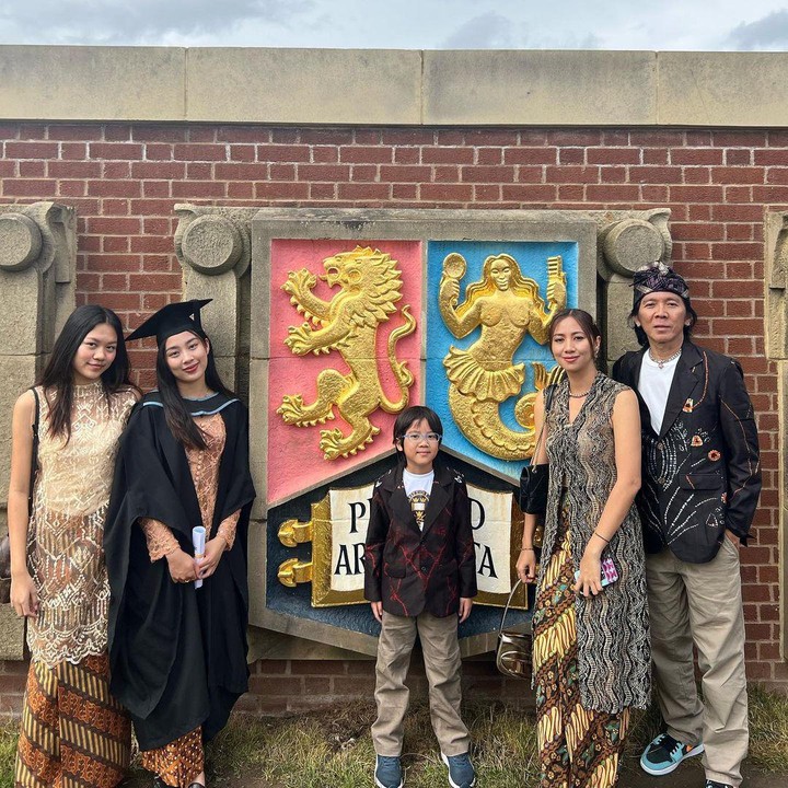 <p>Kabar bahagianya itu juga sempat dibagikan oleh Mezzaluna di Instagram pribadinya, dengan mengunggah beberapa potret momen saat wisuda yang dihadiri oleh keluarga tersayangnya. (Foto: Instagram@mezzaluna)</p>