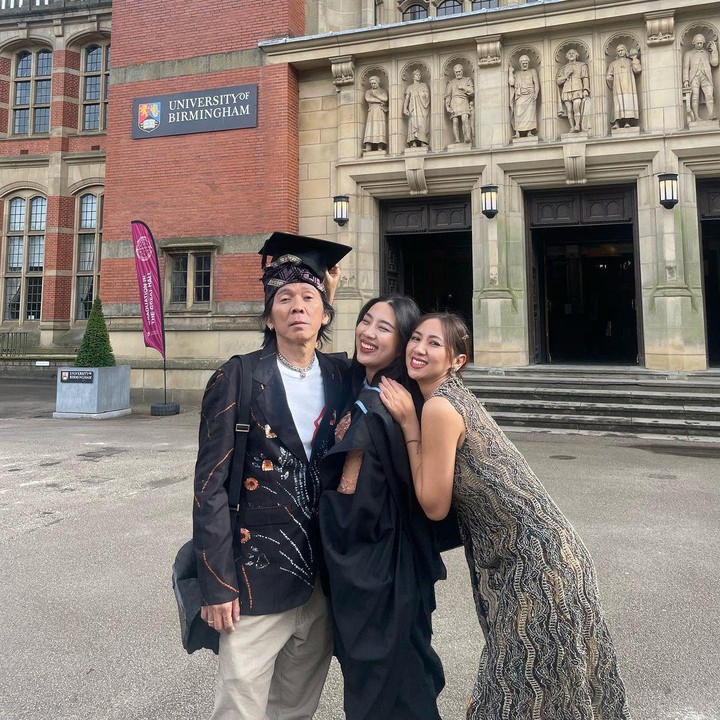 <p>Perempuan yang lahir dengan nama Jaya Mezzaluna Bungari adalah anak sulung dari pasangan Bimo Setiawan Almachzumi alias Bimbim Slank dan Reny Setiawati. Mezzaluna baru saja menyelesaikan masa kuliahnya di Universitas Birmingham, Britania Raya, pada Juli 2023. (Foto: Instagram@mezzaluna)</p>