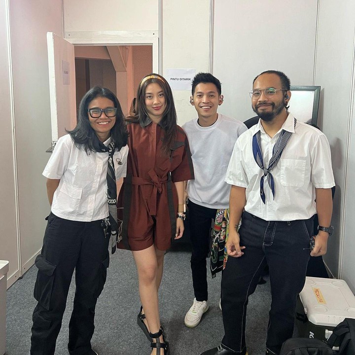 <p>Tak hanya itu, Mezzaluna juga baru saja merilis kembali single kelimanya yang berjudul <em>Legend</em> pada Agustus 2023. Selain sibuk menghasilkan karya baru, perempuan 22 tahun ini juga aktif mengisi berbagai acara bersama band-nya, lho. Sukses selalu, Mezzaluna! (Foto: Instagram@mezzaluna)</p>