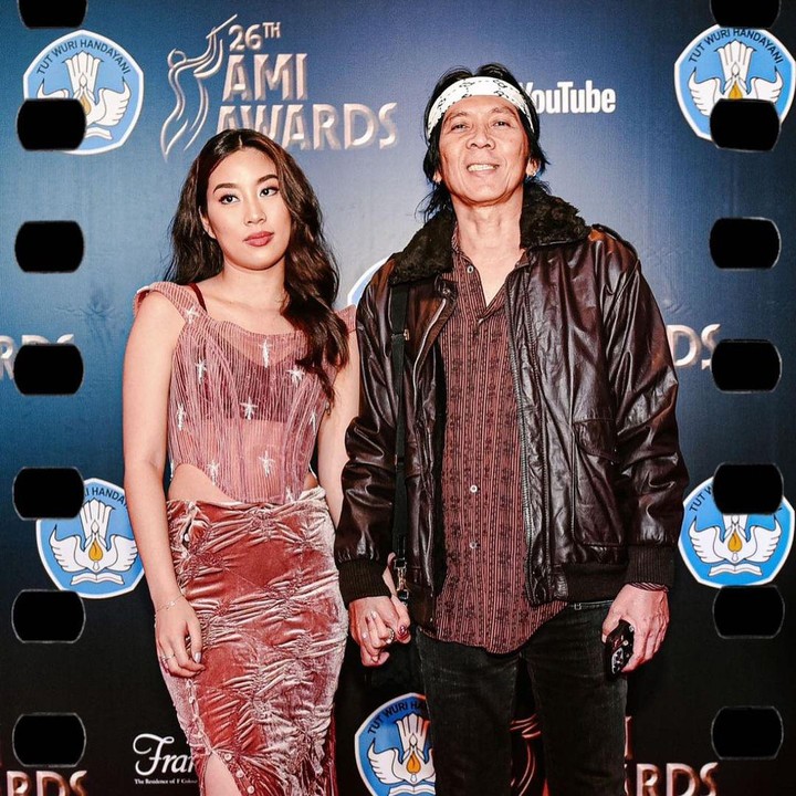 <p>Memiliki bakat dalam bidang musik seperti sang Ayah, Mezzaluna diketahui sudah menguasai piano dan gitar sejak kecil. Bahkan, kemampuannya itu membawa dia berhasil menciptakan lagu sejak usia 15 tahun. "26th AMI Awards <em>first timers, wouldnt be the last</em>, +1 gue ngakunya pemain drum dari band slank, ada yg kenal?" tulis Mezzaluna sebagai keterangan foto unggahannya. (Foto: Instagram@mezzaluna)</p>