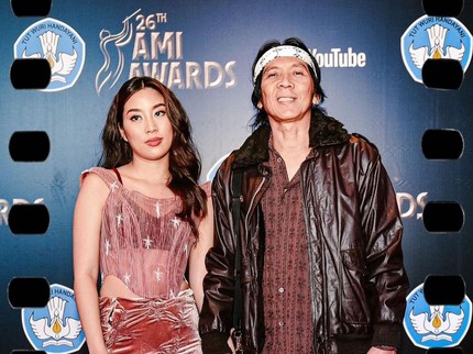 7 Potret Mezzaluna Anak Bimbim Slank Lulusan Universitas Birmingham & Kini Jadi Musisi