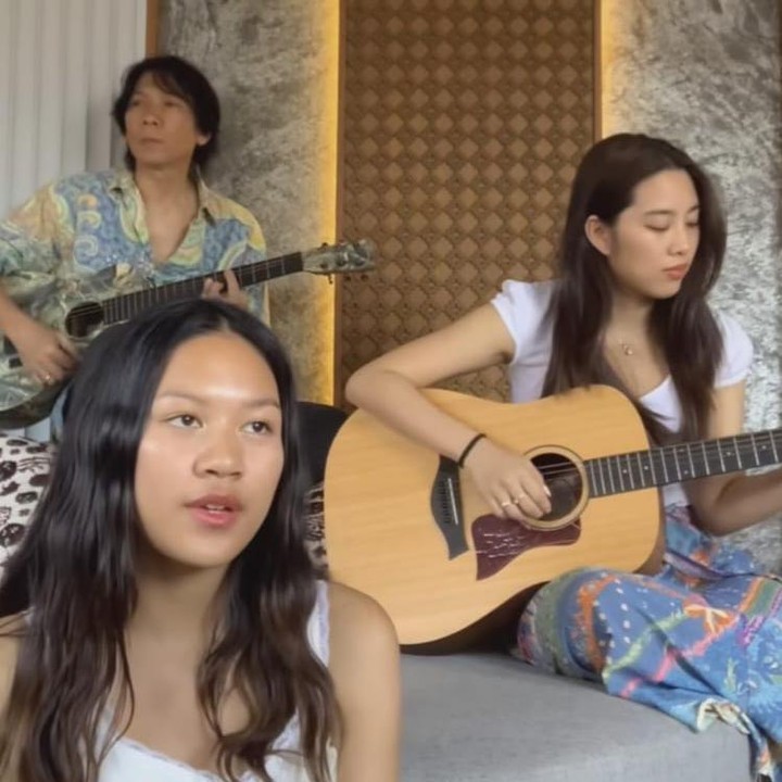 <p>Melalui media sosialnya, Mezzaluna bersama sang Ayah dan adiknya, Tallulah juga sering memerkan bakat dengan membuat video <em>cover</em> lagu sambil memainkan alat musik, seperti gitar. (Foto: Instagram@mezzaluna)</p>