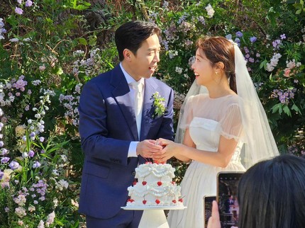 7 Momen Pernikahan Sojin Girl's Day & Lee Dong Ha, Hangat dan Jadi Ajang Kumpul Member