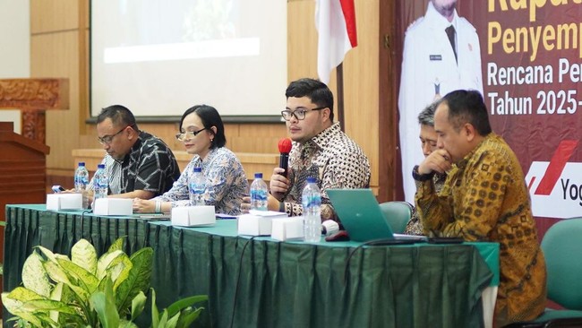Bupati Kediri Hanindhito meminta agar isu kemiskinan, layanan kesehatan, dan pertanian masuk dalam perencanaan rancangan awal RPJPD Kabupaten Kediri 2025-2045.