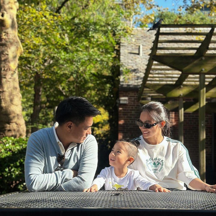 <p>Kebahagiaan mereka semakin bertambah dengan kehadiran seorang anak laki-laki tampan yang diberi nama Xavier Young Min Ha. (Foto: Instagram@riniyulianti)</p>