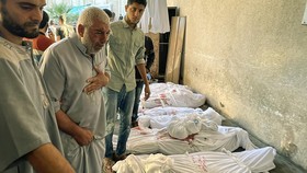 Air Mata Warga Gaza Saat Ziarah ke Makam Keluarga yang Dibunuh Israel