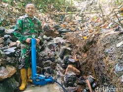 TNI Rakit Pompa Hydrant Atasi Kesulitan Air Bersih di Polewali Mandar
