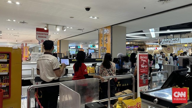 Barang-barang elektronik seperti TV hingga AC menjadi salah satu incaran pengunjung saat Transmart Full Day Sale hari ini, Minggu (19/11).
