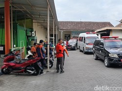 11 Ambulans Pemkot Surabaya Jemput Jenazah Korban Tertabrak KA di Lumajang