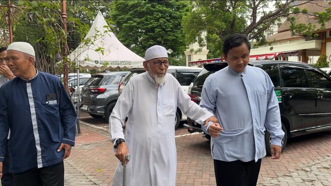 Selain ke Gibran, Ba'asyir juga menyampaikan surat yang sama kepada Anies. Dan, selanjutnya ia juga akan menyerah surat untuk bertemu Ganjar-Mahfud di Semarang.