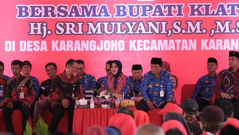 Bupati Klaten langsung merespons keluhan dari masyarakat yang disampaikan oleh Pj Kepala Desa Karangjoho terkait masalah penerangan jalan di daerah tersebut.