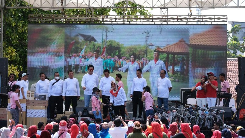 Dinas Kesehatan (Dinkes) Klaten menggelar senam bersama tenaga kesehatan se-Kabupaten Klaten dalam rangka memperingati Hari Kesehatan Nasional ke-59.