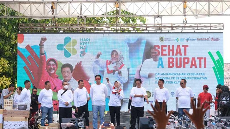 Bupati Klaten, Sri Mulyani turut hadir mengikuti senam bersama tenaga kesehatan se-Kabupaten Klaten di Alun Alun Klaten, Sabtu (18/11) pagi.