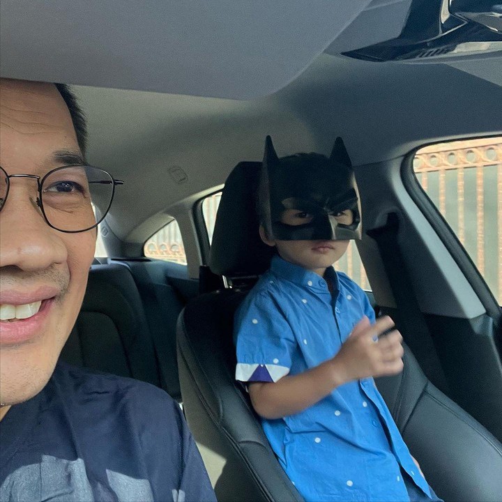 <p>Hanung Bramantyo sempat kedapatan mengantar sang anak, Kama, sekolah nih, Bunda. Si Kecil terlihat lucu dengan topeng Batman. "Pagi tadi kebagian nganter Kama sekolah," tutur Hanung. (Foto: Instagram: @hanungbramantyo)</p>