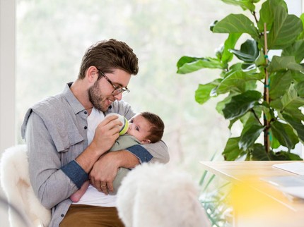 Tips Sukses Ayah Melatih Bayi Minum ASIP dengan Botol, Berbagi Tugas dengan Bunda