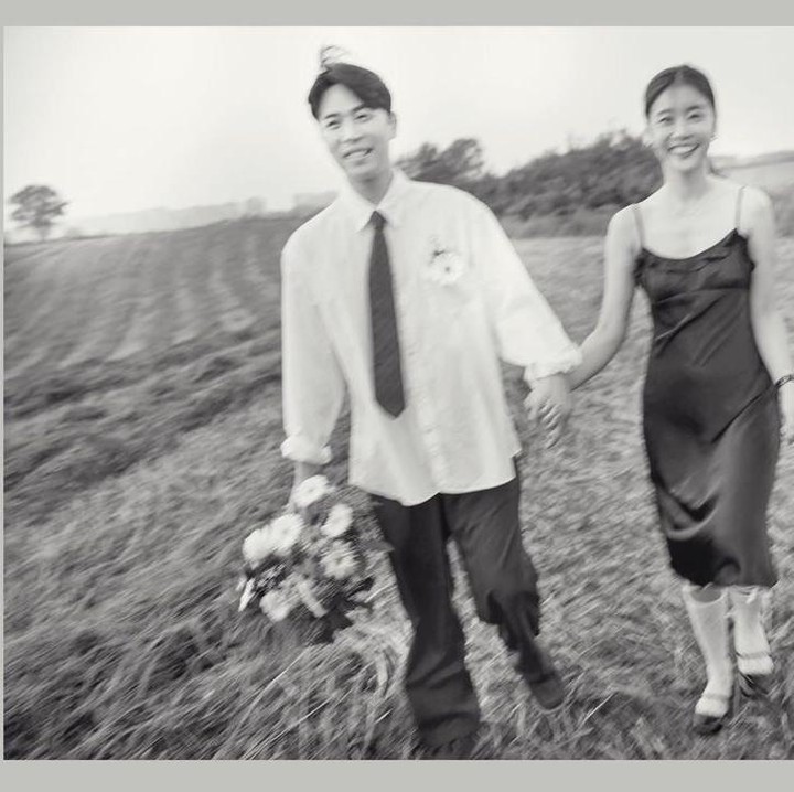 <p>Bahkan, ketika mereka mengumumkan kabar gembira tentang pernikahannya ini pada sebulan lalu, publik sudah berbondong-bondong mencari informasi terkait kebenarannya, dan potret pre-wedding ini menjawab semuanya, Bunda. (Foto: Instagram @ssozi_sojin)</p>