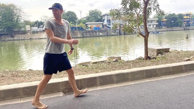 Lokasi vokalis Coldplay Chris Martin berjalan kaki sambil nyeker di Jakarta 'diabadikan' netizen di Google Maps. Sampai kapan bertahan jejaknya?