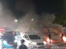 Demo di Depan Kampus UNM Makassar Malam Ini, Lalin Sempat Tersendat