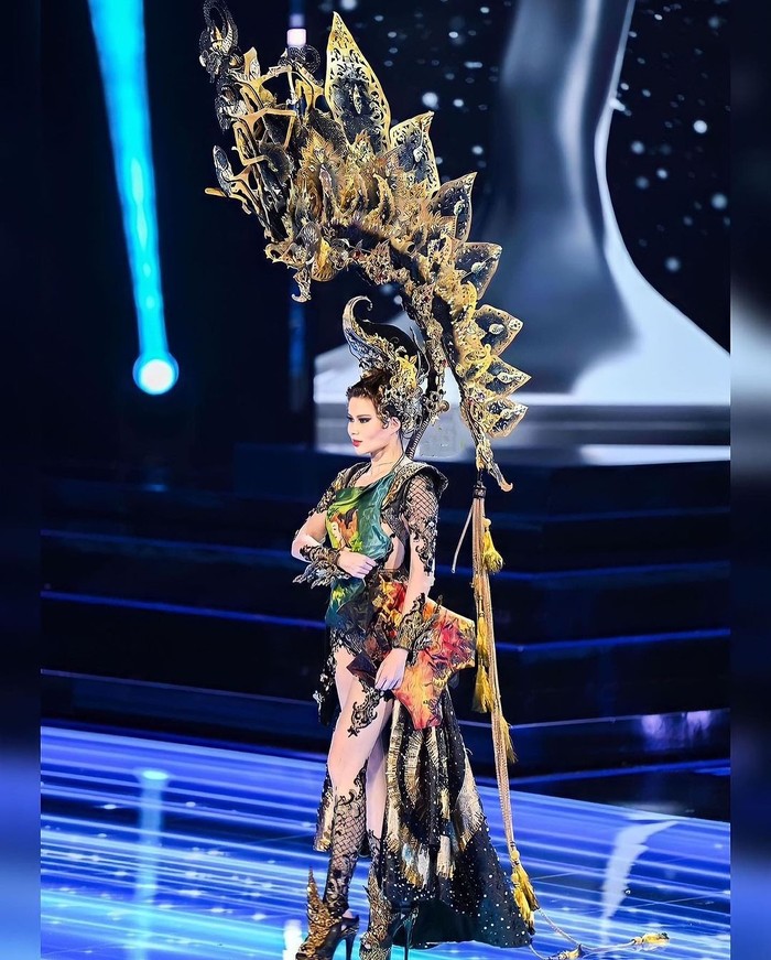 Segmen National Costume di Miss Universe jadi salah satu momen ditunggu. Fabienne menampilkan kostum Ratu Luhur karya Naranaia dan tim Jember Fashion Carnaval. Kostum menyimbolkan keberanian dan kekuatan perempuan Indonesia/ Foto: Instagram.com/fabienne_fng