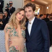 Kabar Bahagia! Suki Waterhouse Hamil Anak Pertama Bersama Robert Pattinson