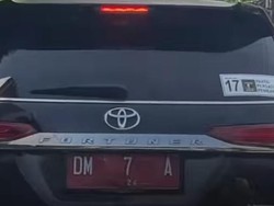 Heboh Stiker Parpol di Mobil Dinas Waka DPRD Kota Gorontalo, Begini Faktanya