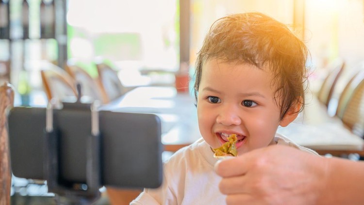 Ilustrasi Anak Makan