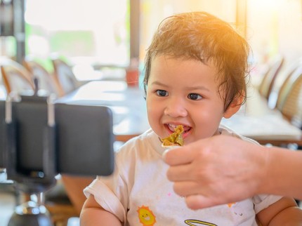 7 Dampak Buruk Kebiasaan Bayi Makan Sambil Nonton Gadget