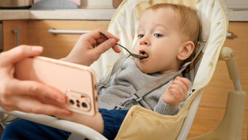TIPS ATASI ANAK YANG KETERGANTUNGAN GADGET SAAT MAKAN