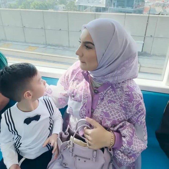 <p>Lewat video itu, Irish juga mengatakan mereka ingin pergi Bundaran HI untuk menghadiri acara <em>launching </em>temannya. "Hari ini mau naik MRT sama anak-anak, kita mau ke Bundaran HI. Ada acara <em>launching,</em>" ujar Irish, dikutip dari laman Instagram@_irishbella_, Senin (20/11/2023). (Foto: Instagram@_irishbella_)</p>