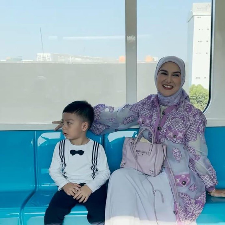 <p>MRT menjadi salah satu tranportasi umum di Jakarta yang cukup populer sebagai pemecah kemacetan. Sejak pertama kali dibuka untuk umum, banyak masyarakat yang turut menggunakannya untuk jalan-jalan atau pergi bekerja, tak terkecuali para selebriti Tanah Air. (Foto: Instagram@_irishbella_)</p>