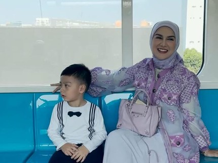 5 Potret Momen Irish Bella dan Nikita Willy Ajak Anak Pertama Kali Naik MRT